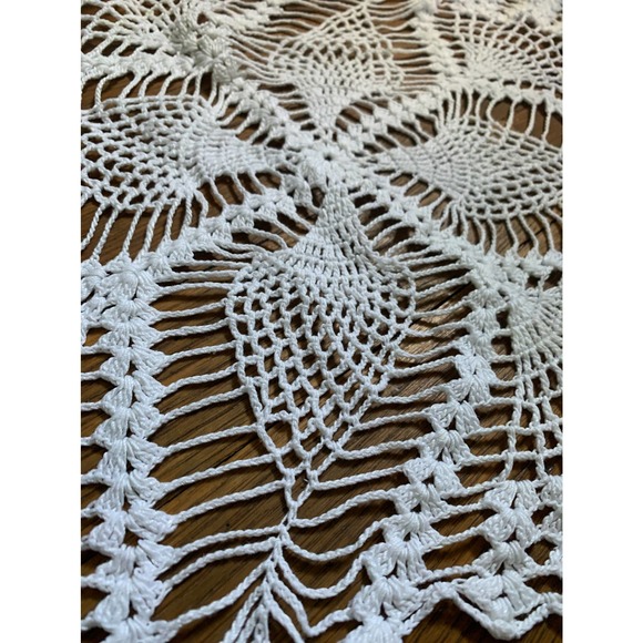 Heirloom Hand Crochet Table Runner Doily Centerpiece 24\